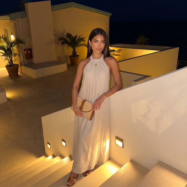 Sofisticación que nunca pasa de moda. 

Nuestro vestido Valentina en beige, diseñado para destacar con elegancia.

Disponible en Solneur. 🤍