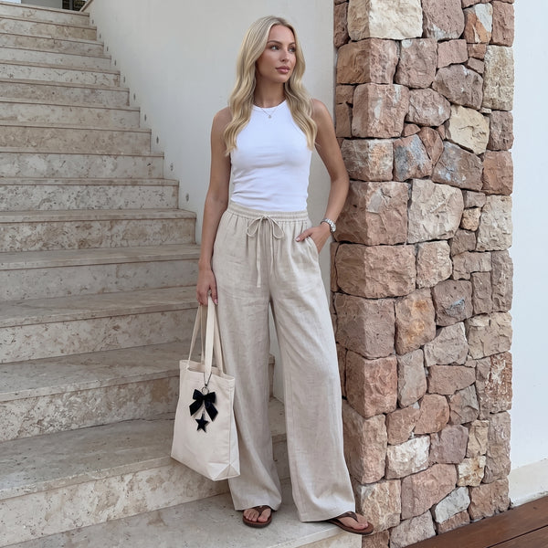 La esencia del lujo está en la simplicidad.

Pantalón de lino beige, un básico atemporal que eleva cualquier look.

Disponible en Solneur